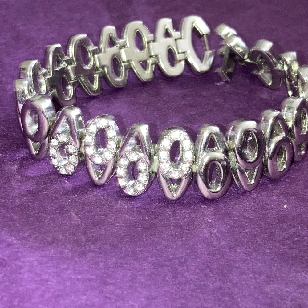 Vintage bracelet In Silvertone with crystals